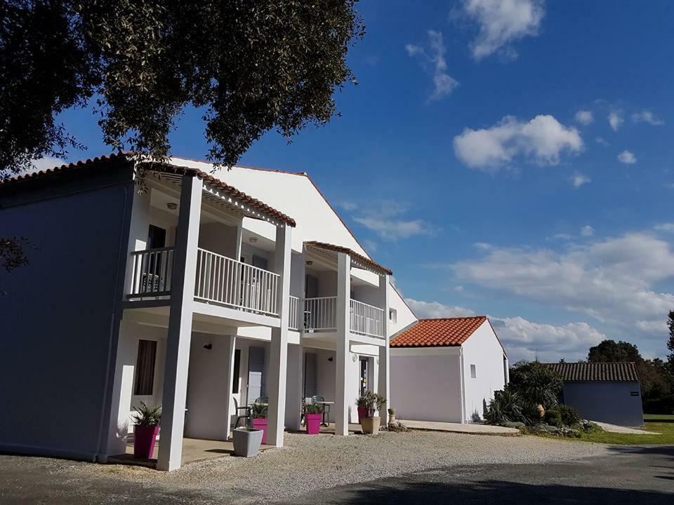 Les Chenes Verts Saint-Savinien Exterior foto